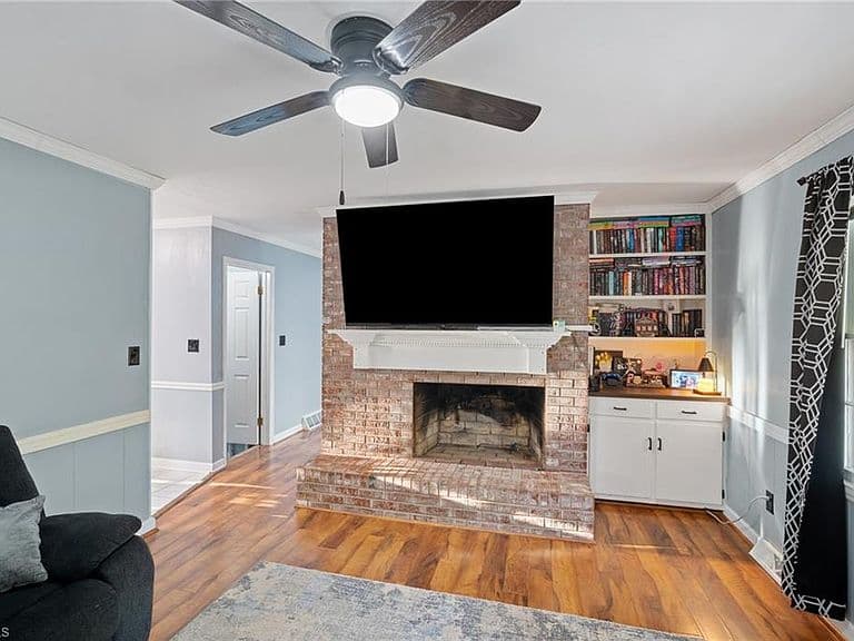 Listing photo 2