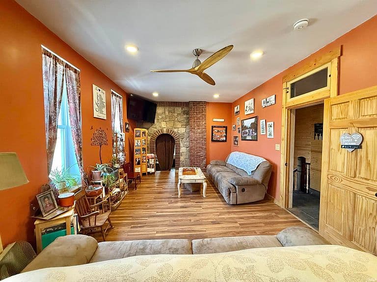 Listing photo 3