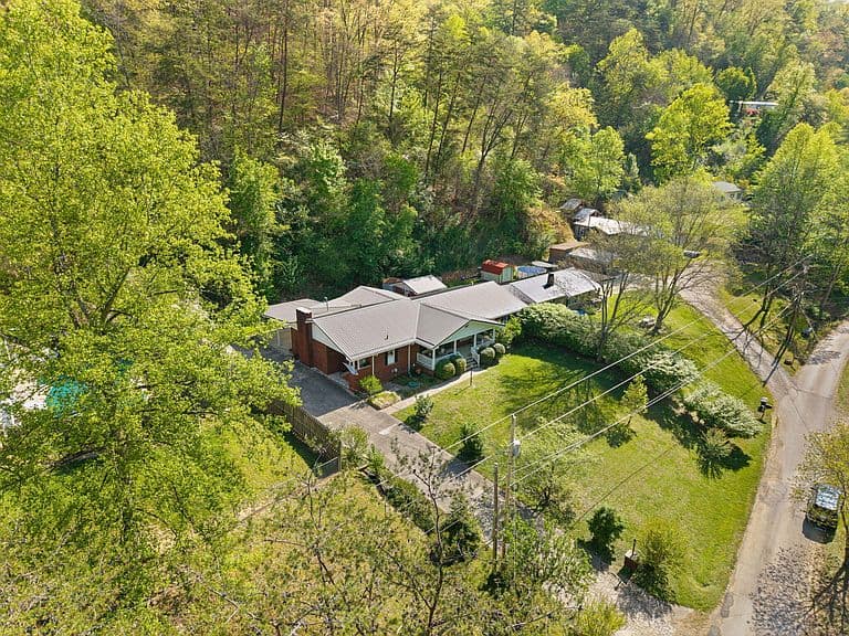 Listing photo 5