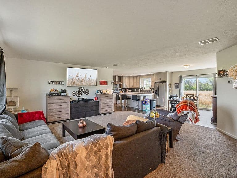 Listing photo 5