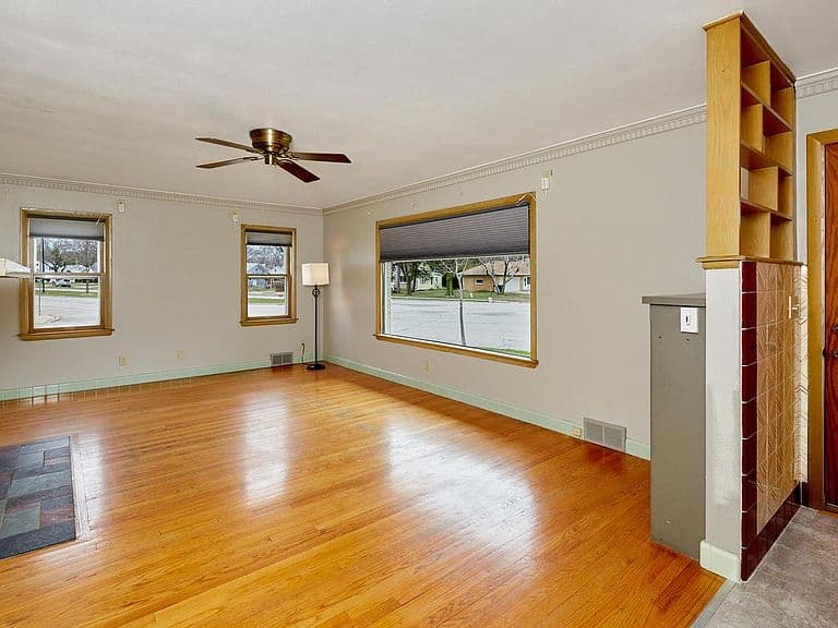 Listing photo 3