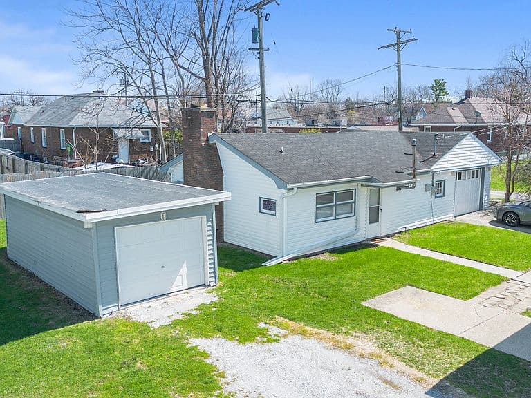 Listing photo 2
