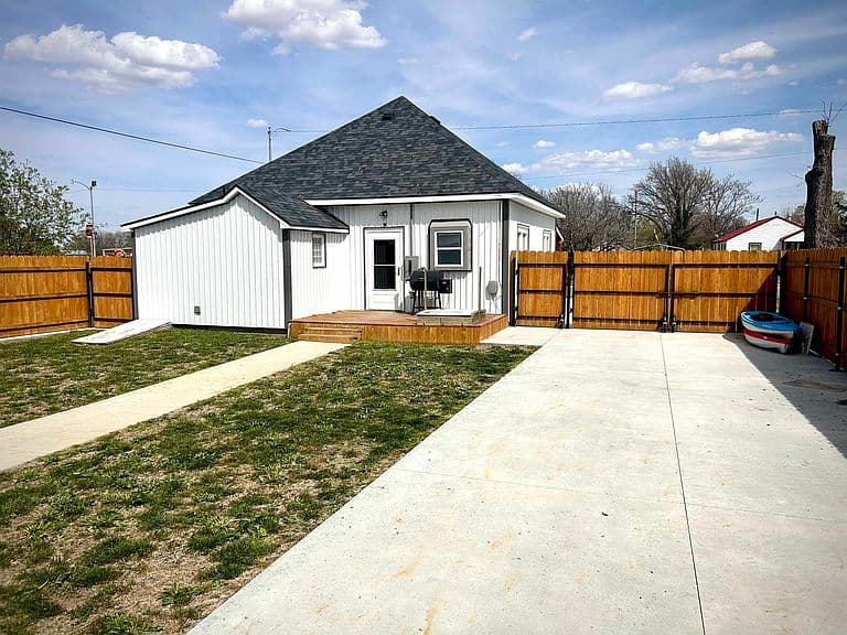 Listing photo 2