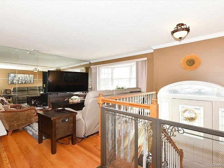 Listing photo 5