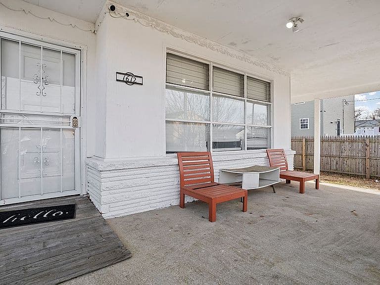 Listing photo 2