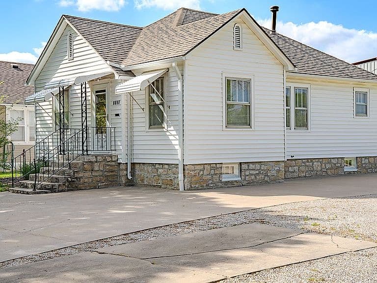 Listing photo 2