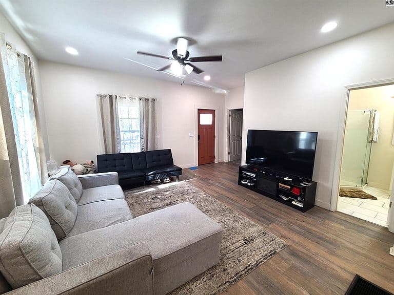 Listing photo 3