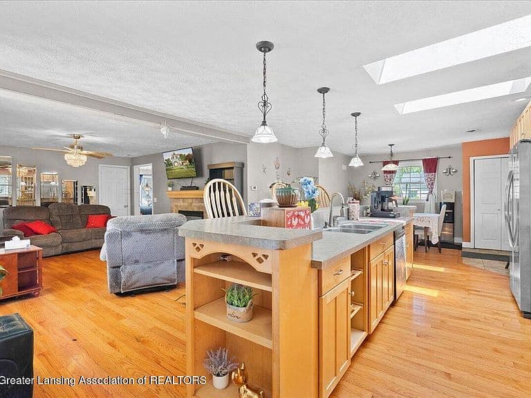 Listing photo 4