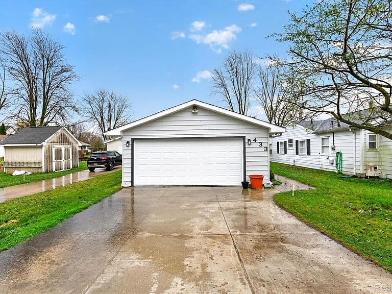 Listing photo 4