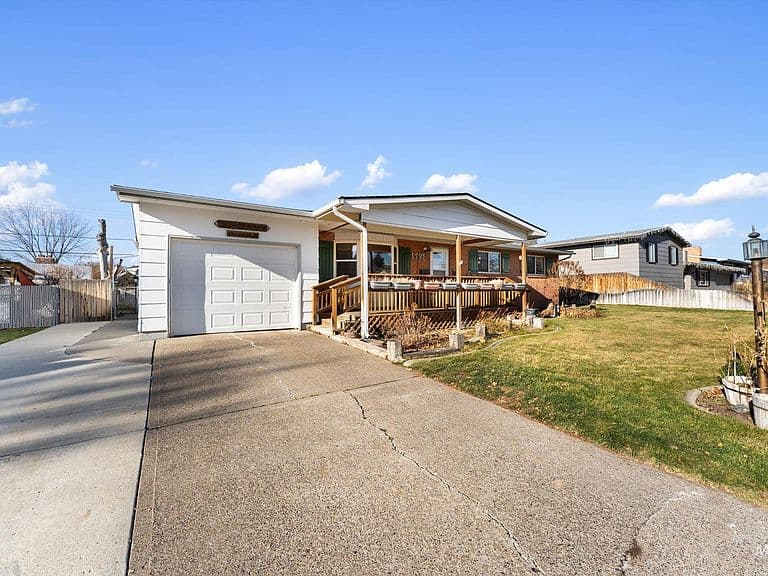 Listing photo 2