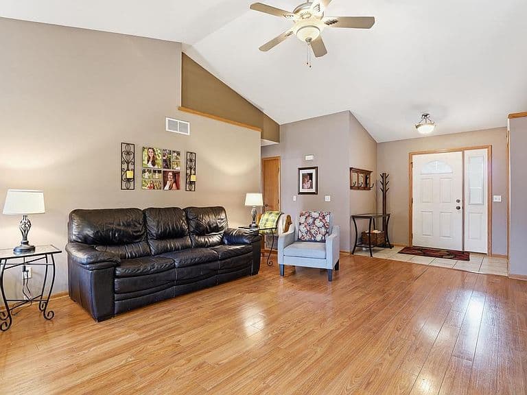 Listing photo 5