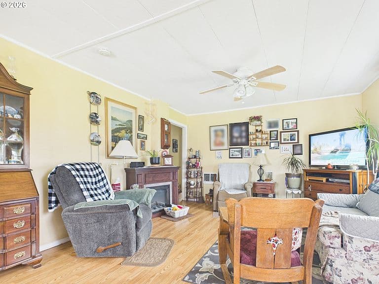 Listing photo 2