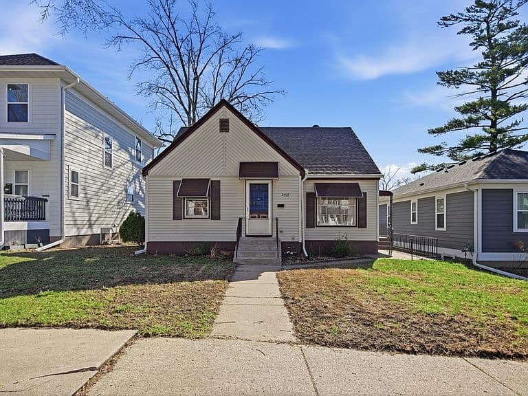 Listing photo 2