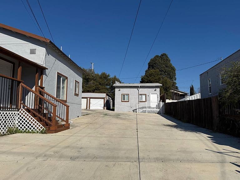 Listing photo 5