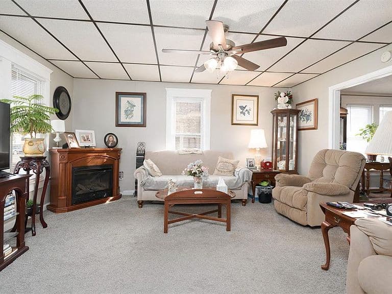 Listing photo 2