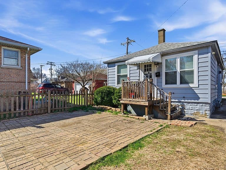 Listing photo 2
