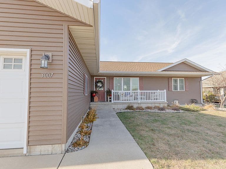 Listing photo 3
