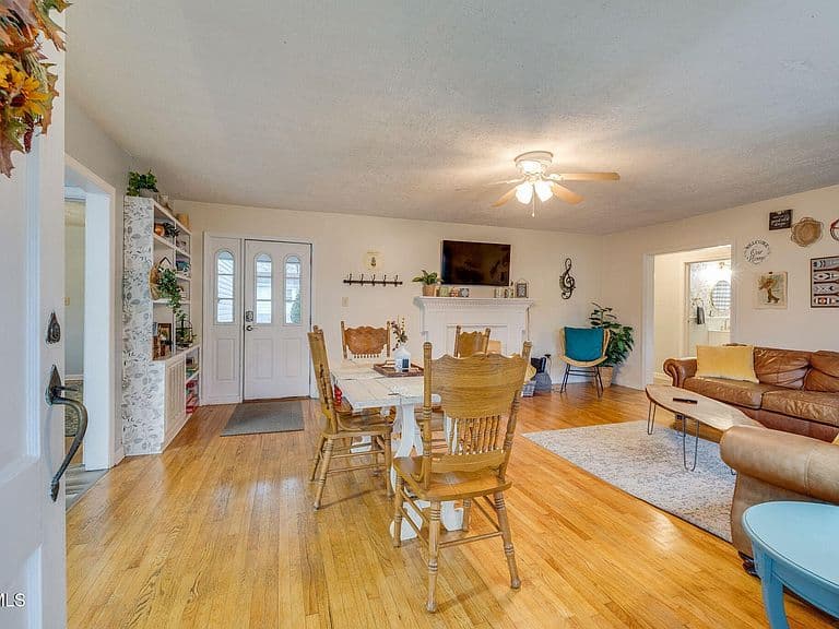 Listing photo 4