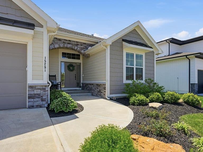 Listing photo 2