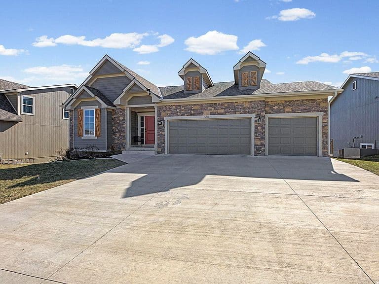Listing photo 2