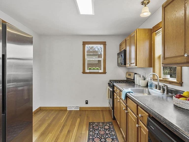 Listing photo 5