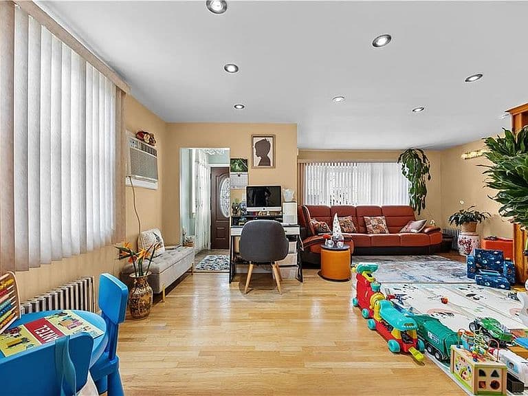Listing photo 3