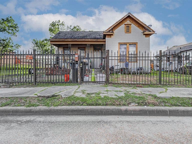 Listing photo 3