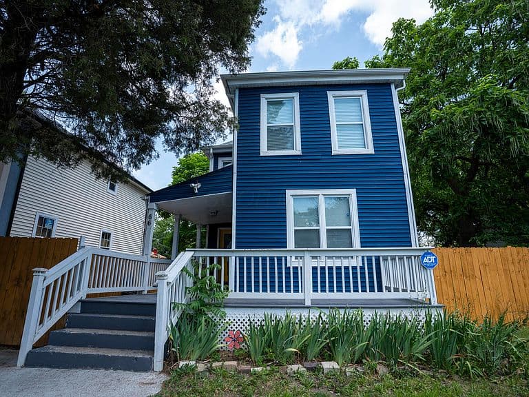 Listing photo 2