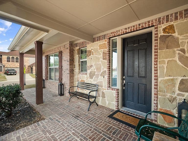 Listing photo 2