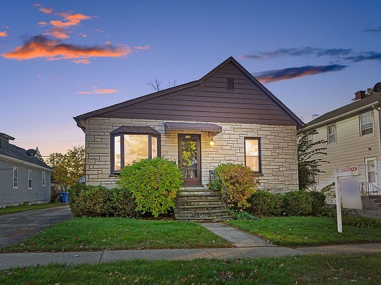 Listing photo 2