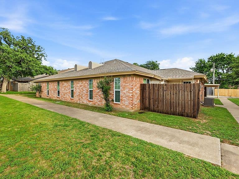 Listing photo 3