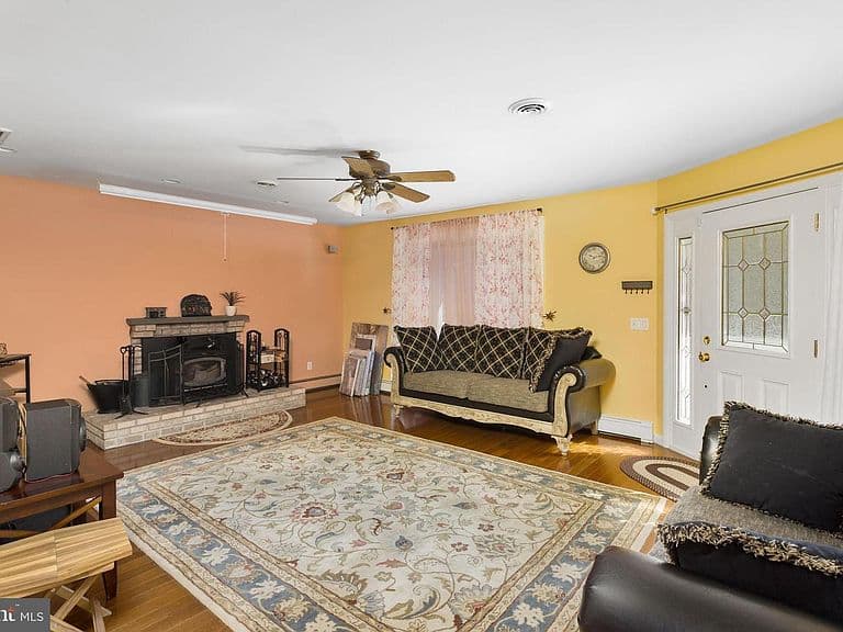 Listing photo 5