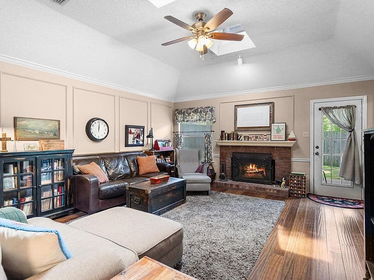 Listing photo 3
