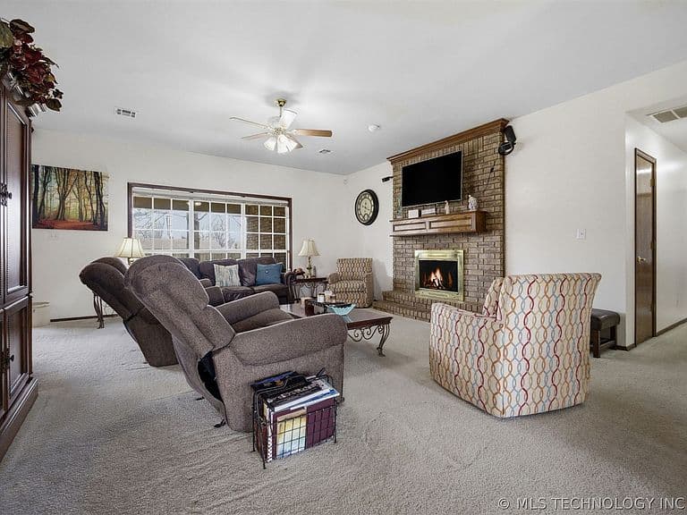 Listing photo 3