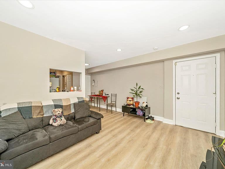 Listing photo 5