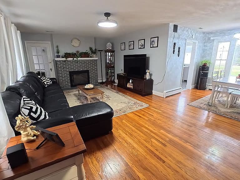 Listing photo 2