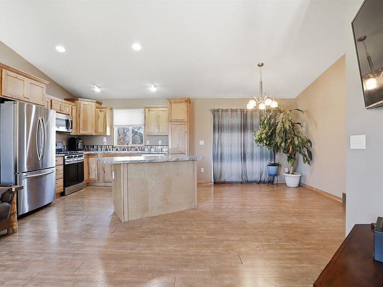 Listing photo 3