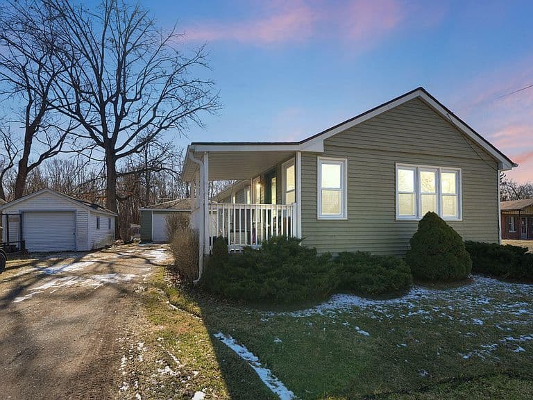 Listing photo 2