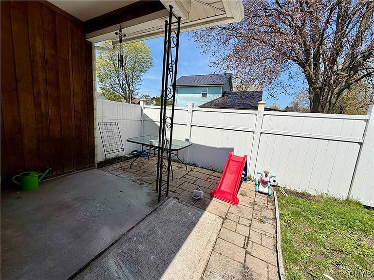Listing photo 5
