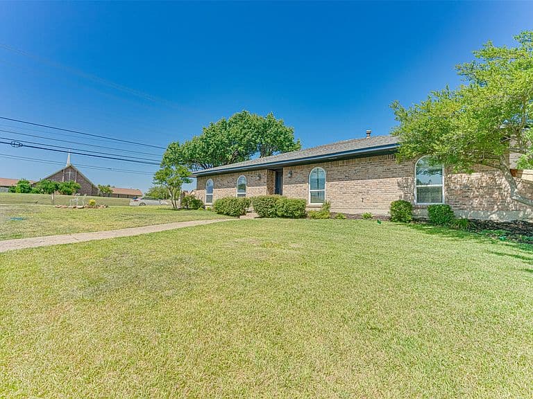 Listing photo 3