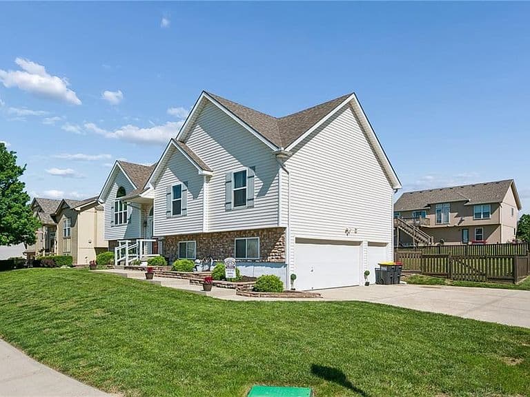 Listing photo 2