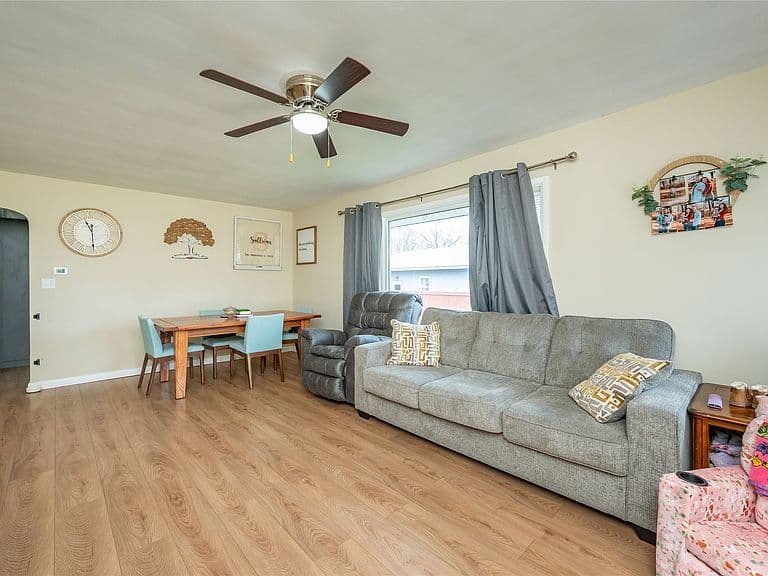 Listing photo 3