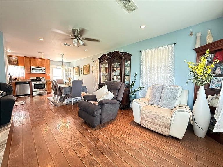Listing photo 4