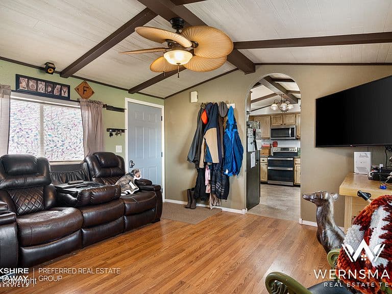 Listing photo 3
