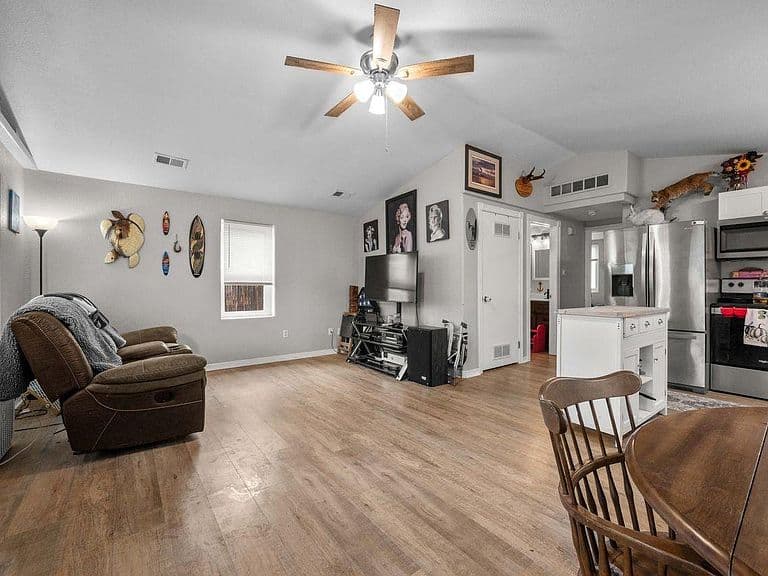 Listing photo 3