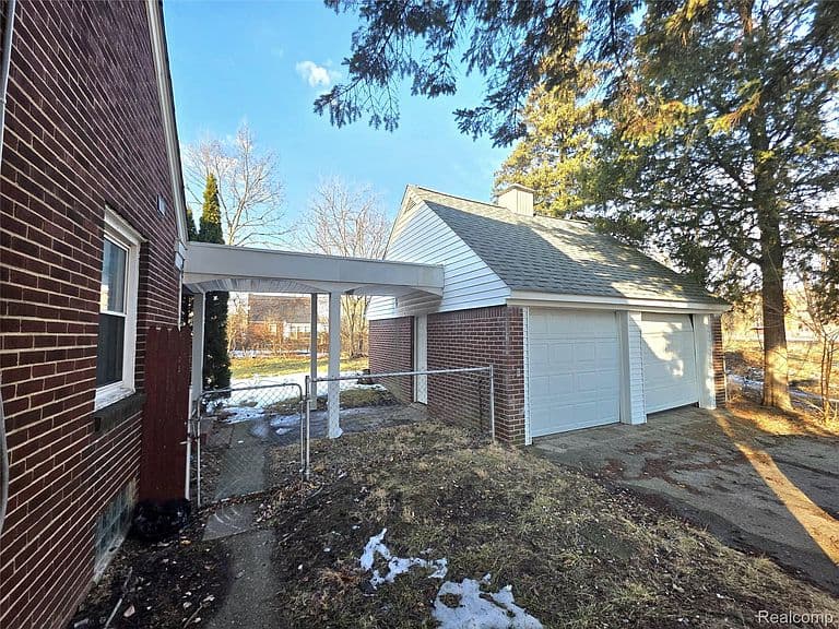 Listing photo 2