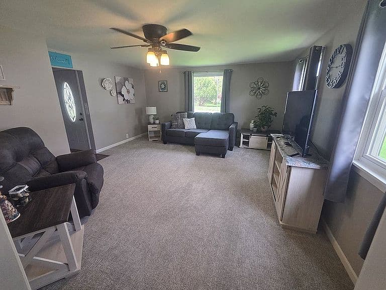 Listing photo 3