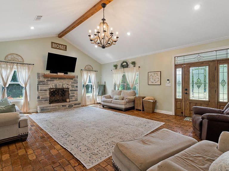Listing photo 4
