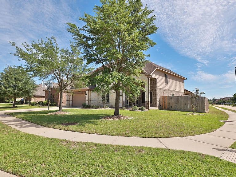 Listing photo 5
