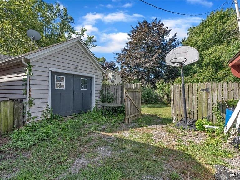 Listing photo 5